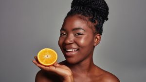 6 benefícios da vitamina C para a pele que você precisa conhecer